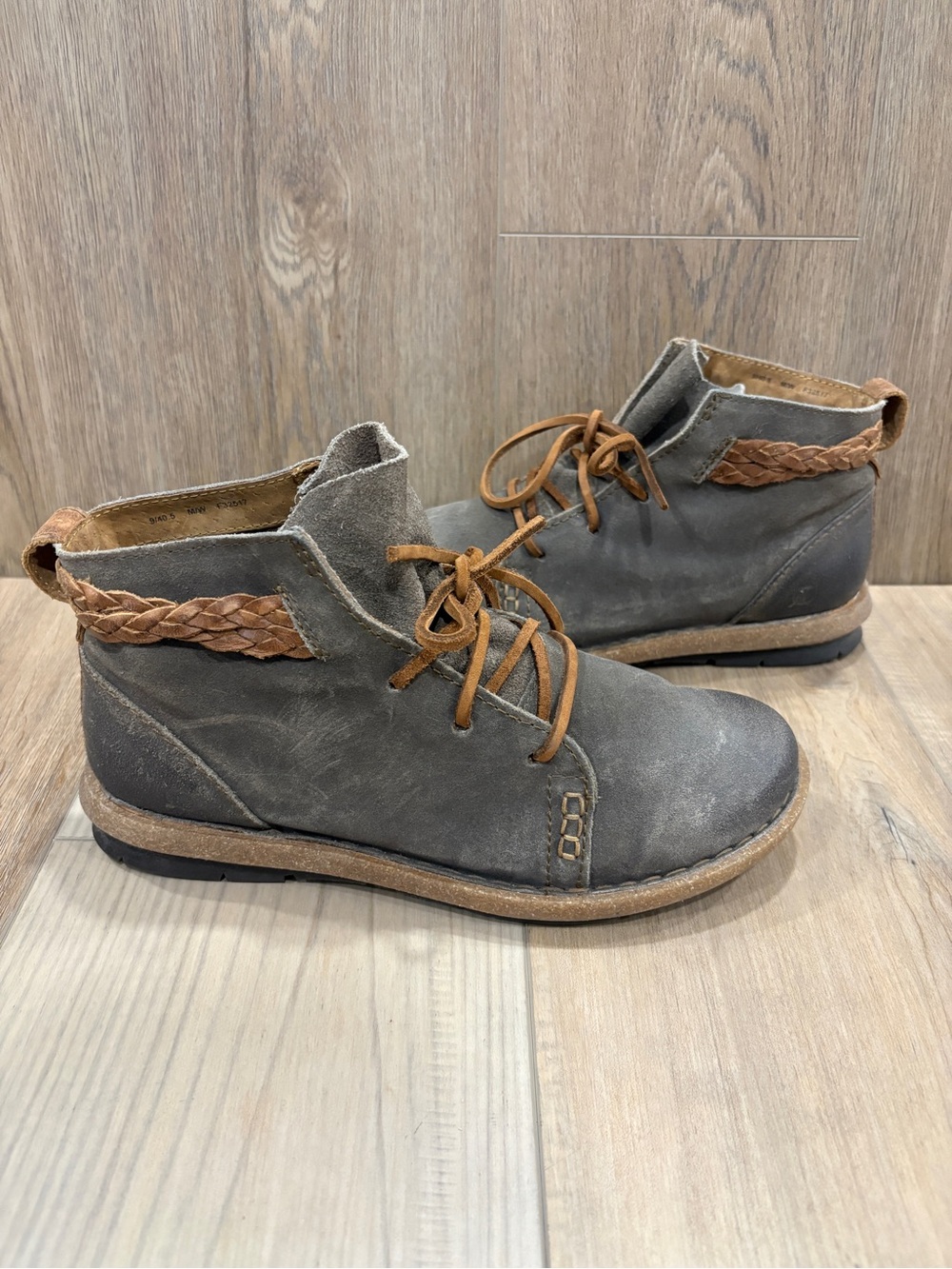 Born Women’s Temple Gray Ankle Chukka Bootie Leather Braid Accent CottageCore 9